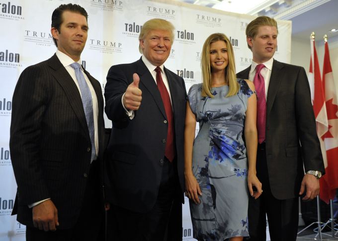 Donaldas Trumpas su vaikais Donaldu jaunesniuoju (kairėje), Ivanka ir Ericu